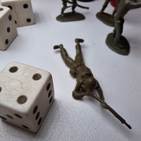 Secrecy Board Game Replacement Pieces Dice Army Tokens Vintage 1965 Soldiers - Picture 4 of 7